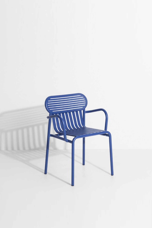 [Petite Friture/쁘띠 프리튀르] WEEK-END Bridge는 모던하고 미니멀한 스타일의 아웃도어 의자입니다. 견고한 금속 프레임과 스트라이프 패턴 등받이, 암레스트 디자인이 특징이며, 블루 색상으로 시원한 느낌을 줍니다. 실외 사용에 적합하며 내구성이 뛰어나 가든, 테라스 등 다양한 공간에서 활용할 수 있습니다. 심플한 디자인으로 어떤 환경에도 잘 어울리며, 스태킹이 가능하여 보관이 용이합니다.
