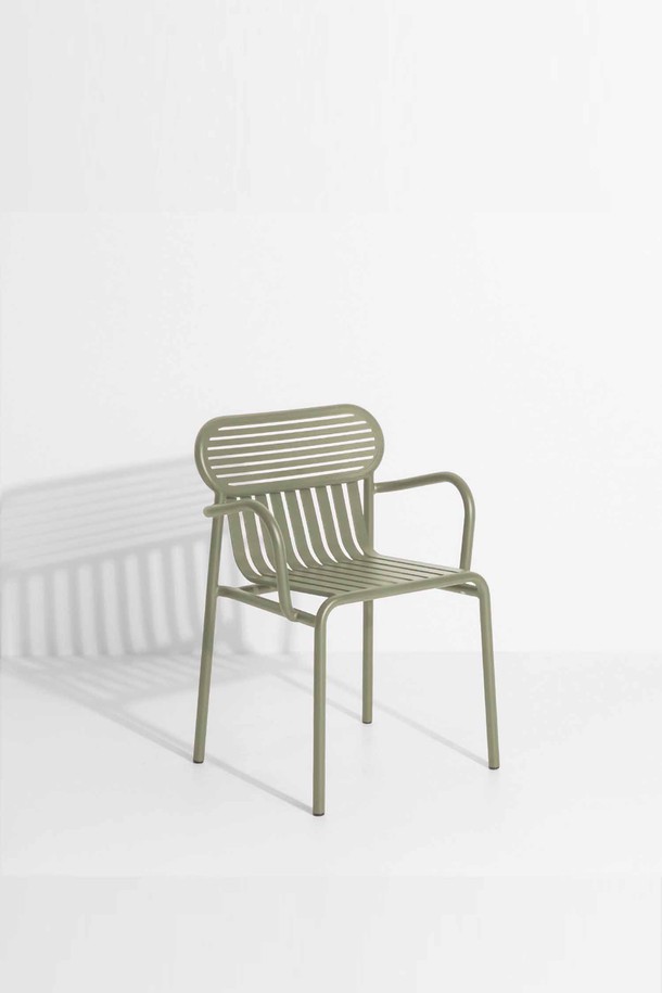 [Petite Friture/쁘띠 프리튀르] WEEK-END Bridge (위켄드 브릿지)는 모던하고 미니멀한 디자인의 아웃도어 가구입니다. 금속 프레임과 등받이 슬랫 디자인, 팔걸이를 갖춘 암체어 형태로, 뛰어난 내구성과 방수 기능을 자랑합니다. 올리브 그린 컬러가 세련된 분위기를 연출하며, 정원이나 야외 공간에 활용하기 좋습니다. 실외 사용에 최적화된 이 의자는 조립이 필요하며, 편안함과 스타일을 모두 만족시키는 실외 가구입니다.

