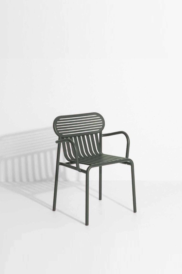 Petite Friture(쁘띠 프리튀르)의 WEEK-END Bridge(위켄드 브릿지)는 모던하고 미니멀한 스타일의 아웃도어 벤치입니다. 견고한 금속 프레임과 슬랫 디자인이 특징이며, 등받이가 있어 편안함을 더합니다. 실외 환경에 적합하도록 방수 및 방청 기능을 갖춰 내구성이 뛰어납니다. 설치는 고정형으로, 정원이나 야외 공간에 세련된 분위기를 연출합니다. 산뜻한 그린 색상은 자연과 조화롭게 어우러져 공간에 활력을 불어넣습니다.
