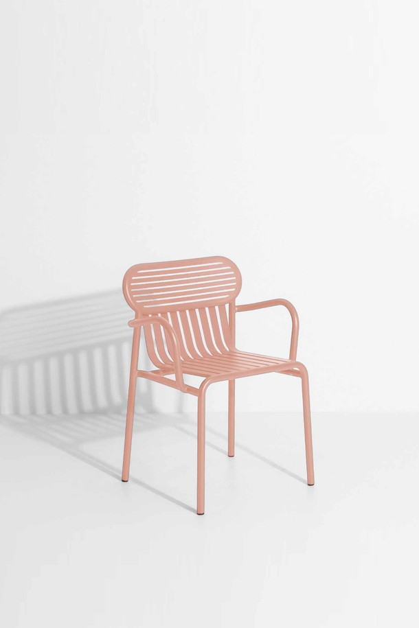 Petite Friture(쁘띠 프리튀르)의 WEEK-END Bridge(위켄드 브릿지)는 모던하고 미니멀한 스타일의 아웃도어 벤치입니다. 핑크 컬러의 금속 소재로 제작되었으며, 방수 및 방청 기능으로 야외 환경에서도 튼튼하게 사용할 수 있습니다. 슬랫 디자인과 곡선형 등받이가 편안함을 제공하며, 2인용으로 제작되어 가든, 테라스 등 다양한 공간에 배치하기 좋습니다. 조립형으로 간편하게 설치할 수 있는 실용적인 제품입니다.
