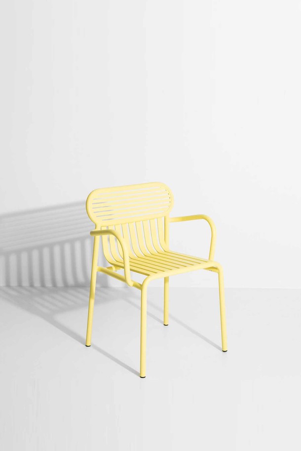 Petite Friture(쁘띠 프리튀르)의 WEEK-END Bridge(위켄드 브릿지)는 모던하고 미니멀한 스타일의 아웃도어 벤치입니다. 옐로우 컬러의 메탈 소재로 제작되었으며, 슬랫 디자인과 암레스트가 편안함을 더합니다. 방수 기능과 뛰어난 내구성을 갖춰 야외, 정원 또는 테라스에서 사용하기 적합합니다. 조립식으로 설치가 간편하며, 가벼운 중량으로 이동이 용이하여 실용적입니다.
