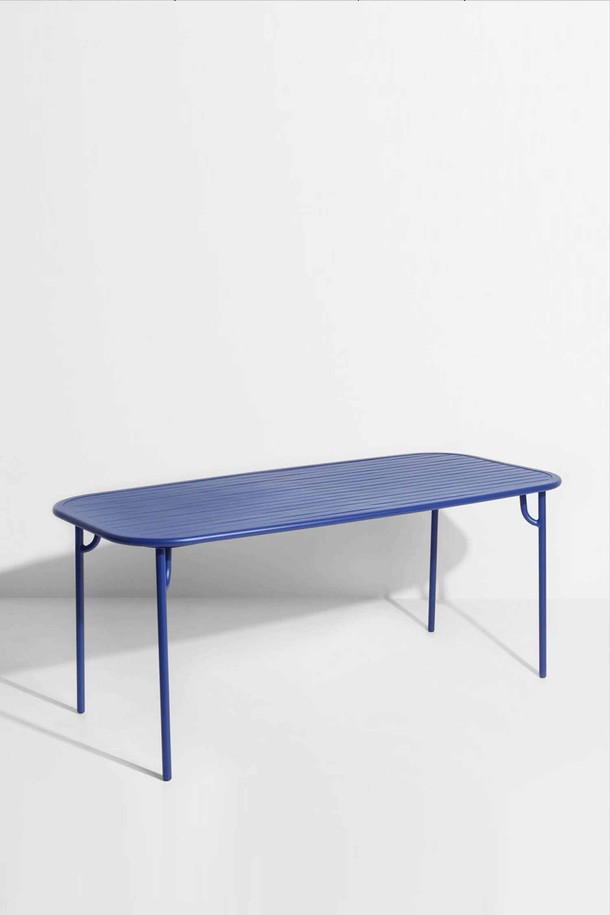 [Petite Friture/쁘띠 프뤼튀르] WEEK-END Recatangle table Medium은 아웃도어 가구, 테라스 및 정원을 위한 모던하고 미니멀한 디자인의 직사각형 테이블입니다. 견고한 알루미늄 소재로 제작되어 야외 사용에 적합하며, 방수 기능과 내구성을 갖춰 오랫동안 사용할 수 있습니다. 시원한 블루 컬러는 세련된 분위기를 연출하며, 심플한 디자인은 어떤 공간에도 잘 어울립니다. [쁘띠 프뤼튀르] WEEK-END Recatangle table Medium은 실외 공간을 더욱 돋보이게 해줄 것입니다.
