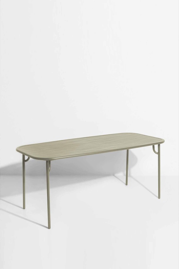 [Petite Friture/드로터스] WEEK-END Recatangle table Medium은 아웃도어 환경에 최적화된 가구입니다. 알루미늄 소재로 제작되어 방수 및 내구성이 뛰어나 야외 사용에 적합하며, 심플하고 모던한 디자인은 어떤 공간에도 잘 어울립니다. 베이지 컬러의 직사각형 테이블로, 넉넉한 Medium 사이즈는 여유로운 휴식을 위한 공간을 제공합니다. [Petite Friture/드로터스] WEEK-END Rectangle table Medium은 야외 활동을 즐기는 분들에게 스타일리시하고 실용적인 선택이 될 것입니다.
