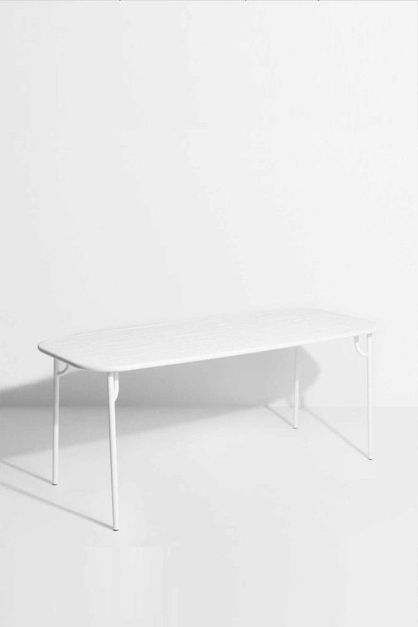 Petite Friture(쁘띠 프리튀르)의 WEEK-END Rectangle table Medium(위켄드 레크탱글 테이블 미디엄)은 모던하고 미니멀한 디자인의 아웃도어 테이블입니다. 알루미늄 소재로 제작되어 내구성이 뛰어나며, 방수 기능을 갖춰 야외 환경에서도 안심하고 사용할 수 있습니다. 직사각형 형태의 화이트 색상으로, 가든, 테라스 등 다양한 공간에 잘 어울립니다. 심플한 디자인으로 실외 공간에 세련된 분위기를 더하며, 조립형으로 간편하게 설치할 수 있습니다.
