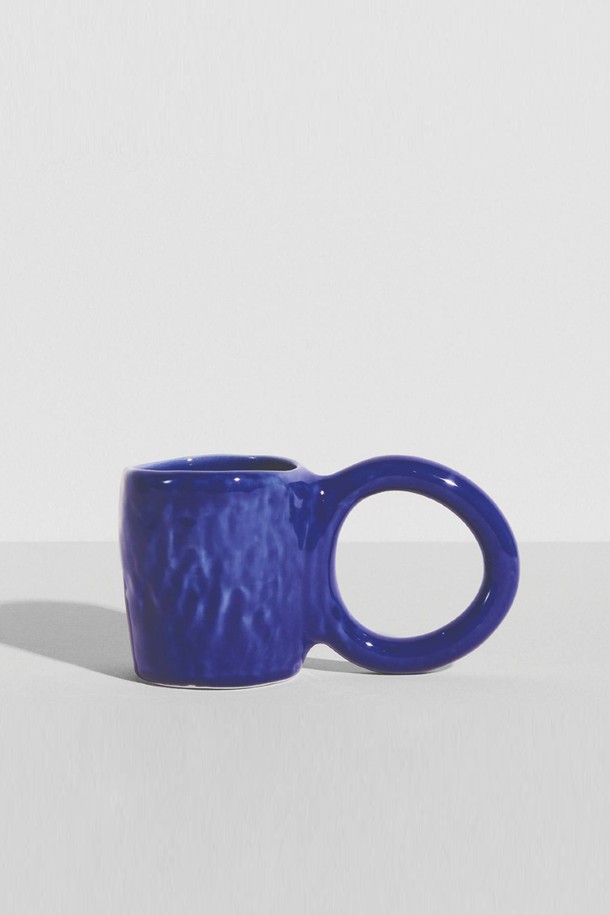 [Petite Friture/쁘띠 프리튀르] 드로터스 Donut - M(7컬러)는 모던한 스타일의 홈데코 장식용 도넛입니다. 핸드메이드 방식으로 제작된 제품으로, 도자기 소재에 무지 디자인이 특징입니다. 블루 색상으로 제공되며, 수제작 특성상 제품마다 모양과 색상이 조금씩 다를 수 있습니다. 제작 과정에서 점, 핀홀, 미세기포 등이 생길 수 있습니다. 인테리어 소품으로 공간에 개성을 더해보세요.
