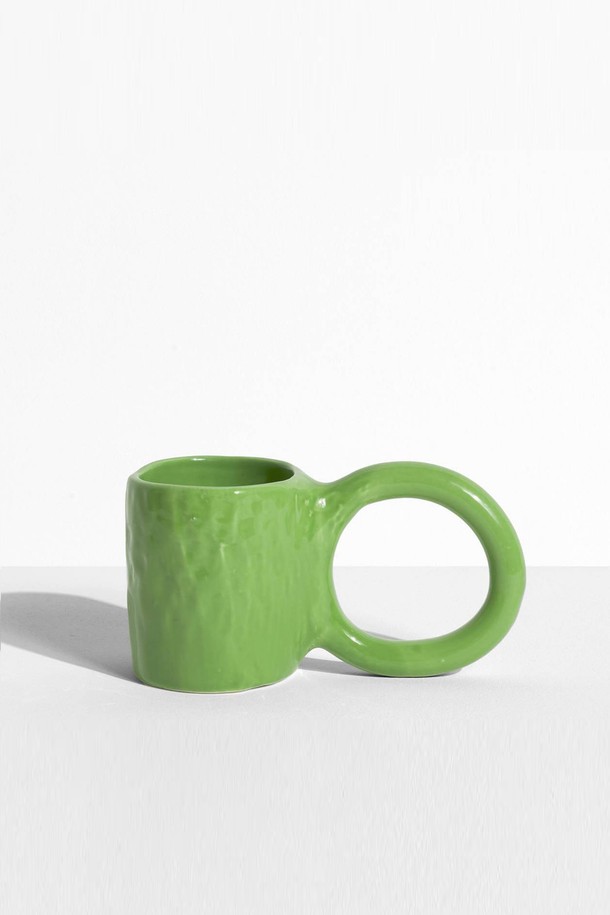 [Petite Friture/쁘띠 프리튀르] Donut - M(7 color) 그린 색상의 모던한 홈데코 제품입니다. 에폭시 소재로 제작되었으며, 도넛 형태의 디자인이 특징입니다. M 사이즈의 원형 장식품으로, 핸드메이드 특유의 섬세함을 느낄 수 있습니다. 인테리어 소품으로 활용하여 공간에 개성 있는 포인트를 더해보세요. 수공예 제품 특성상 모양과 색상, 점, 핀홀, 미세기포 등의 차이가 있을 수 있습니다.
