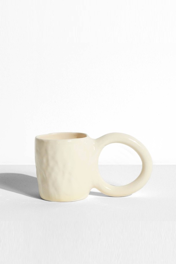 [Petite Friture/쁘띠 프리튀르] 도넛 - M (7 colors)은 에폭시 소재로 제작된 미니멀 스타일의 홈데코 제품입니다. 도넛 형태의 디자인과 무지 패턴이 특징이며, 핸드메이드 방식으로 제작되어 각 제품마다 미세한 차이가 존재합니다. M 사이즈로 제공되며, 화이트를 포함한 7가지 컬러 옵션 중 선택 가능합니다. 수작업 특성상 점, 핀홀, 미세기포가 발생할 수 있으며, 이는 제품의 자연스러운 특징입니다. 간결하고 세련된 디자인으로 공간에 포인트를 더해줍니다.
