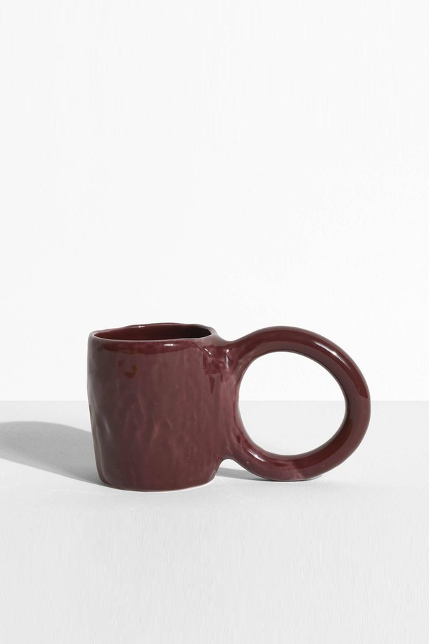 [Petite Friture/쁘띠 프리튀르] 드로터스 Donut - M(7 color)는 부드러운 도넛 형태의 인테리어 소품입니다. 에폭시 소재로 제작되었으며, 핸드메이드 특유의 따뜻함이 느껴지는 원형 디자인이 특징입니다. M 사이즈로, 버건디와 브라운 두 가지 색상으로 제공됩니다. 수작업으로 제작되어 제품별 색상 차이가 있으며, 제작 과정에서 점, 핀홀, 미세기포가 발생할 수 있습니다. 공간에 개성 있는 포인트를 더해줄 아이템입니다.
