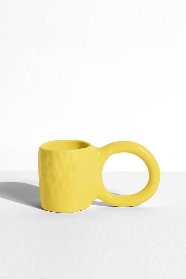 [Petite Friture/드로터스] 도넛 - M(7컬러) 옐로우는 미니멀한 스타일을 추구하는 분들을 위한 홈데코 제품입니다. 에폭시 소재로 제작되었으며, 도넛 형태의 디자인과 핸드메이드 특유의 섬세함이 돋보입니다. 무지 패턴에 옐로우 컬러가 더해져 공간에 산뜻함을 더하며, 장식용 오브제 또는 인테리어 소품으로 활용하기 좋습니다. M 사이즈로, 수공예 특성상 제품별 약간의 차이와 점, 핀홀, 미세기포가 발생할 수 있습니다. 모던한 디자인으로 다양한 공간에 자연스럽게 어울립니다.
