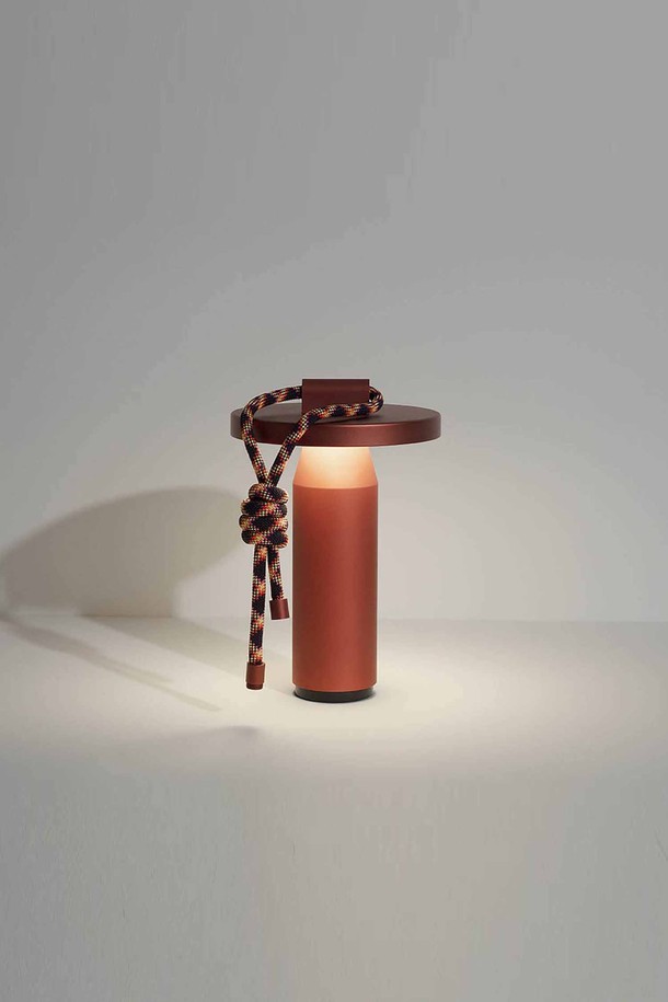 [Petite Friture/쁘띠 프리튀르] 드로터스 Quasar(콰사) - Sienna(시에나)는 금속 소재로 제작된 조명입니다. 원형 디자인과 모던한 실루엣이 특징이며, 메탈릭 마감으로 세련된 분위기를 연출합니다. 조명 갓을 회전시켜 다양한 연출이 가능하며, 미니멀하면서도 현대적인 감각을 더해줍니다. 실내 인테리어에 활용하기 좋은 장식적 요소가 돋보이는 조명입니다. 컬러는 Sienna(시에나)와 브라운 두 가지로 출시되었습니다.
