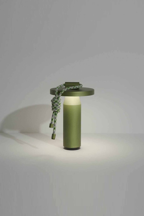 [Petite Friture/쁘띠 프리튀르] Quasar(퀘이사) - Olive green(올리브 그린)은 미니멀하고 모던한 스타일의 실내 조명입니다. 단순한 실린더 형태에 에폭시 소재를 사용하여 제작되었으며, 장식적인 요소를 최소화하여 깔끔한 디자인을 강조합니다. 올리브 그린 색상으로, 은은하고 세련된 분위기를 연출합니다. 테이블 램프로, 공간에 포인트를 더해주는 아이템입니다. 심플하면서도 개성 있는 디자인으로, 다양한 인테리어에 자연스럽게 어울립니다.
