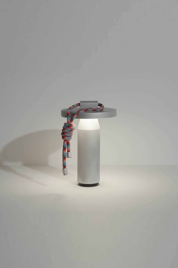 [Petite Friture/쁘띠 프리튀르] 드로터스 Quasar(콰사) - 알루미늄 조명은 모던하고 미니멀한 스타일을 추구하는 실내 공간에 적합한 조명입니다. 화이트와 레드의 두 가지 색상으로 제공되며, 알루미늄 소재로 제작되어 세련된 느낌을 선사합니다. 로봇형 디자인으로 독특한 매력을 더하며, 각도 조절 기능을 통해 원하는 방향으로 빛을 비출 수 있습니다. LED 광원을 사용하여 실용성을 높였으며, 데스크용 조명으로 활용하기 좋습니다.
