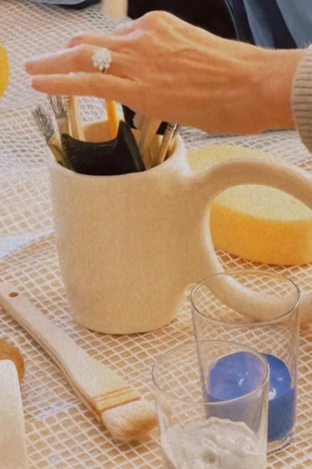 [Petite Friture/쁘띠 프리튀르] 드로터스 Donut - M(7color)는 에폭시 소재로 제작된 도넛 형태의 인테리어 소품입니다. M 사이즈로, 핑크 컬러를 포함한 7가지 색상으로 만나볼 수 있습니다. 무지 디자인으로 제작되었으며, 수공예 제품 특성상 제품별 모양과 색상에 차이가 있을 수 있습니다. 제작 과정에서 점, 핀홀, 미세기포가 발생할 수 있으나 이는 자연스러운 현상입니다. 공간에 개성 있는 포인트를 더해줄 아이템입니다.
