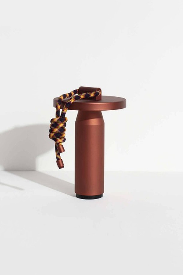 [Petite Friture/쁘띠 프리튀르] 드로터스 Quasar(콰사) - Sienna(시에나)는 금속 소재로 제작된 조명입니다. 원형 디자인과 모던한 실루엣이 특징이며, 메탈릭 마감으로 세련된 분위기를 연출합니다. 조명 갓을 회전시켜 다양한 연출이 가능하며, 미니멀하면서도 현대적인 감각을 더해줍니다. 실내 인테리어에 활용하기 좋은 장식적 요소가 돋보이는 조명입니다. 컬러는 Sienna(시에나)와 브라운 두 가지로 출시되었습니다.
