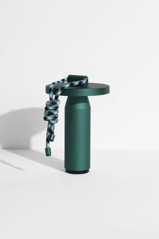 [Petite Friture/쁘띠 프리튀르] Quasar (콰사) - Emerald green (에메랄드 그린)은 모던하고 미니멀한 스타일을 추구하는 분들을 위한 실내 조명입니다. 원통형 디자인과 메탈릭 소재가 세련된 분위기를 연출하며, 에메랄드 그린 컬러가 공간에 포인트를 더합니다. 테이블 조명으로 활용하여 홈데코 효과를 높일 수 있으며, 미니멀한 디자인은 어떤 인테리어에도 잘 어울립니다. [쁘띠 프리튀르]만의 감각적인 디자인으로 공간에 특별함을 선사합니다.
