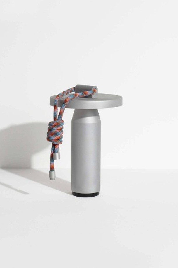 [Petite Friture/쁘띠 프리튀르] 드로터스 Quasar(콰사) - 알루미늄 조명은 모던하고 미니멀한 스타일을 추구하는 실내 공간에 적합한 조명입니다. 화이트와 레드의 두 가지 색상으로 제공되며, 알루미늄 소재로 제작되어 세련된 느낌을 선사합니다. 로봇형 디자인으로 독특한 매력을 더하며, 각도 조절 기능을 통해 원하는 방향으로 빛을 비출 수 있습니다. LED 광원을 사용하여 실용성을 높였으며, 데스크용 조명으로 활용하기 좋습니다.
