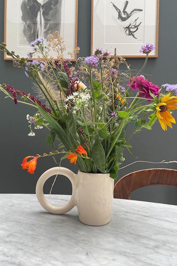 [Petite Friture/쁘띠 프리튀르] Donut - M(7 color) 그린 색상의 모던한 홈데코 제품입니다. 에폭시 소재로 제작되었으며, 도넛 형태의 디자인이 특징입니다. M 사이즈의 원형 장식품으로, 핸드메이드 특유의 섬세함을 느낄 수 있습니다. 인테리어 소품으로 활용하여 공간에 개성 있는 포인트를 더해보세요. 수공예 제품 특성상 모양과 색상, 점, 핀홀, 미세기포 등의 차이가 있을 수 있습니다.
