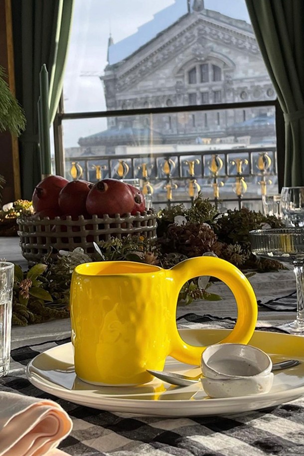 [Petite Friture/쁘띠 프리튀르] 드로터스 Donut - M(7컬러)는 모던한 스타일의 홈데코 장식용 도넛입니다. 핸드메이드 방식으로 제작된 제품으로, 도자기 소재에 무지 디자인이 특징입니다. 블루 색상으로 제공되며, 수제작 특성상 제품마다 모양과 색상이 조금씩 다를 수 있습니다. 제작 과정에서 점, 핀홀, 미세기포 등이 생길 수 있습니다. 인테리어 소품으로 공간에 개성을 더해보세요.
