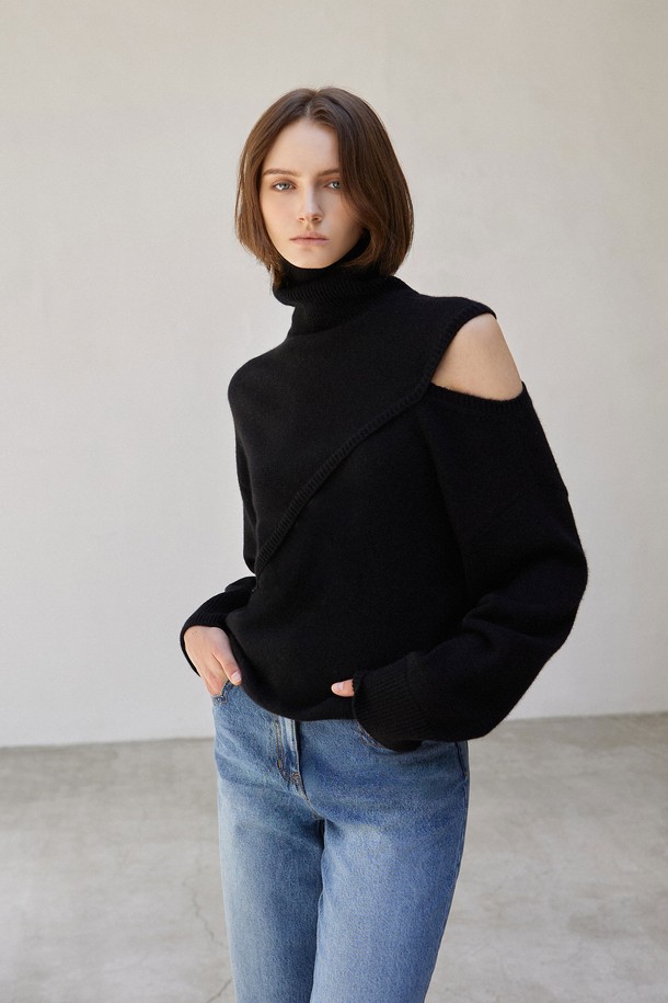 MARE DI MARI - 스웨터 - One-shoulder Slit Turtle-neck Knit Pullover Black