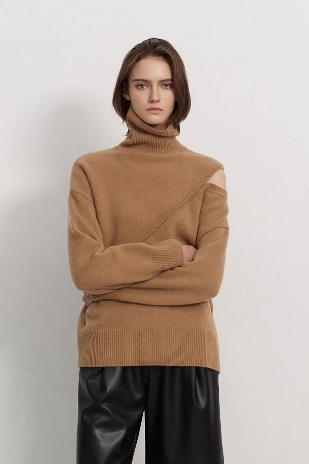 MARE DI MARI - 스웨터 - One-shoulder Slit Turtle-neck Knit Pullover Brown