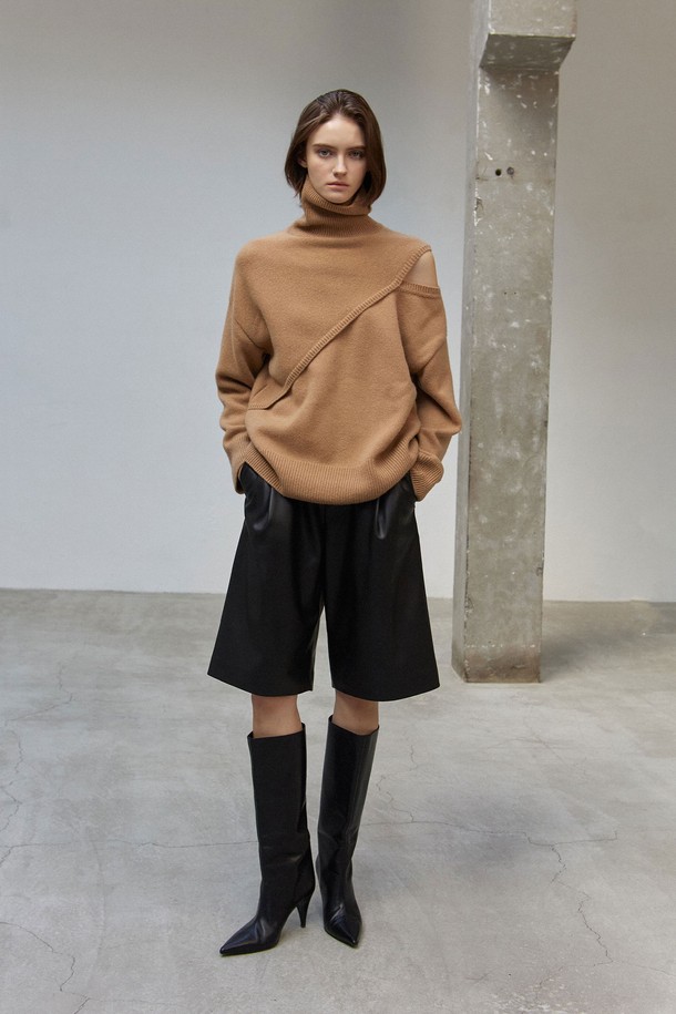 MARE DI MARI - 스웨터 - One-shoulder Slit Turtle-neck Knit Pullover Brown