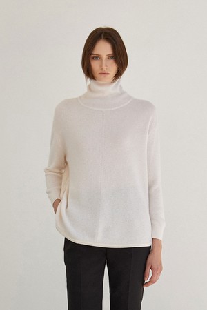 Line Trimming Turtle-neck Knit Top Ivory