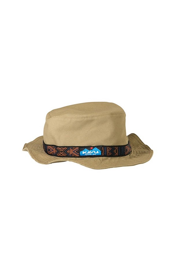 오가닉 스트랩 버킷 햇은 부드러운 촉감의 오가닉 코튼 소재로 제작되어 데일리, 아웃도어, 캠핑 등 다양한 용도로 활용하기 좋습니다. 얇은 두께감으로 봄, 여름, 가을 계절에 시원하게 착용할 수 있으며, 10cm의 모자 깊이와 31-33cm의 챙 넓이로 편안한 착용감을 제공합니다. 무지 디자인에 나일론 튜불러 웨빙 디테일과 조절 가능한 턱끈, 땀 흡수 밴드가 더해져 기능성을 높였습니다. 캐주얼, 미니멀, 클래식 스타일의 캠핑룩, 산책룩, 여행룩에 잘 어울리는 아이템입니다.
