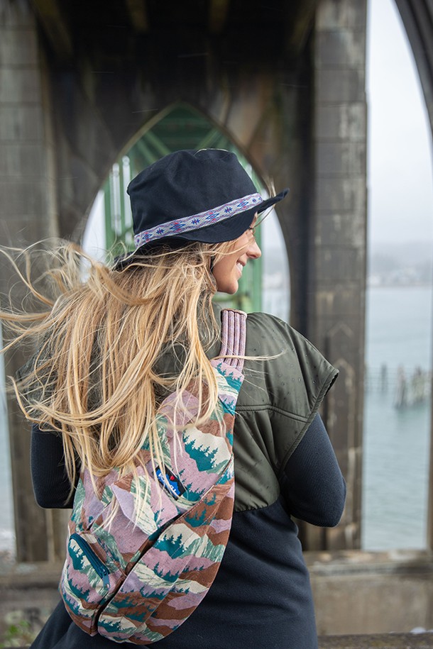 오가닉 스트랩 버킷 햇은 남녀 모두에게 잘 어울리는 모자입니다. 부드러운 면 소재에 10cm 깊이로 제작되어 편안한 착용감을 선사하며, 31-33cm 챙 넓이로 햇빛을 효과적으로 가려줍니다. 얇은 두께로 봄, 여름철 아웃도어, 캠핑, 일상생활에서 가볍게 착용하기 좋습니다. 턱끈과 스트랩 디자인으로 활동성을 더했으며, 길이 조절이 가능한 턱끈과 땀 흡수 헤드밴드로 실용성을 높였습니다. 무지 디자인에 나일론 튜블러 웨빙 디테일이 더해져 캐주얼, 미니멀, 고프코어 스타일을 연출하기 좋습니다.
