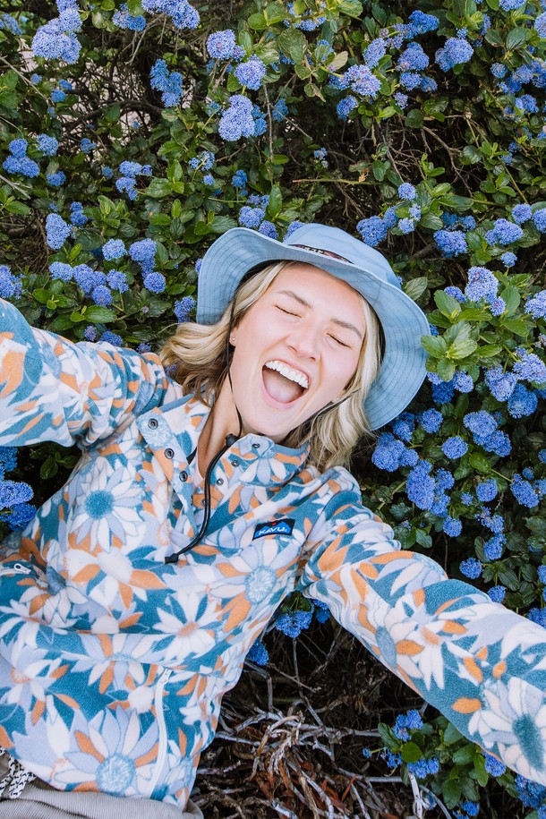 오가닉 스트랩 버킷 햇은 부드러운 촉감의 오가닉 코튼 소재로 제작되어 편안한 착용감을 선사합니다. 샴브레이 컬러와 헤리티지 패턴이 어우러져 캐주얼, 클래식, 미니멀 스타일 모두 소화 가능하며, 캠핑룩, 여행룩, 산책룩에 잘 어울립니다. 얇은 두께감과 통기성이 좋은 오가닉 코튼 소재, 그리고 흡습, 속건 기능으로 쾌적함을 유지하며, 70cm 깊이의 모자 깊이와 5.5cm 챙 넓이가 햇빛을 효과적으로 가려줍니다. 조절 가능한 턱끈, 이중 챙 디자인, 모자 둘레 늘어남 방지 기능과 사이즈 조절 기능까지 갖춰 실용성을 높였습니다.
