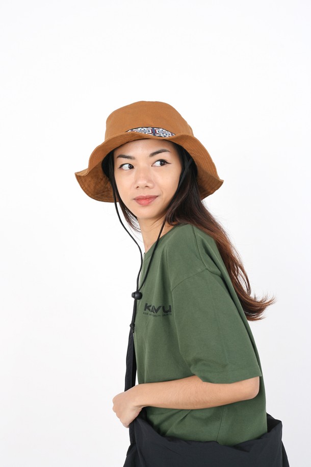 **오가닉 스트랩 버킷**은 봄, 여름 시즌에 어울리는 공용 모자로, 가볍고 통기성이 뛰어난 면 소재로 제작되었습니다. 얇은 두께감과 부드러운 촉감으로 편안한 착용감을 선사하며, 10cm 깊이의 모자에 31-33cm 챙 넓이로 햇빛을 효과적으로 가려줍니다. 턱끈과 웨빙 디자인으로 아웃도어 활동이나 일상에서도 스타일리시하게 착용 가능하며, 유기농 소재와 땀 흡수 밴드로 기능성을 더했습니다. 산책룩, 여행룩, 휴가룩 등 캐주얼, 미니멀, 고프코어 스타일링에 활용하기 좋습니다.
