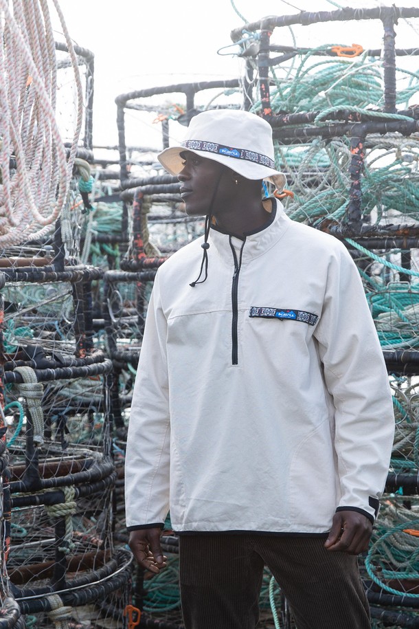 오가닉 스트랩 버킷 햇은 봄, 여름, 가을 계절에 아웃도어, 캠핑, 일상에서 활용하기 좋은 모자입니다. 베이지와 내추럴 두 가지 색상으로 출시되었으며, 부드러운 촉감의 오가닉 코튼 소재를 사용하여 편안한 착용감을 제공합니다. 중간 깊이의 버킷햇으로, 챙이 넓어 햇빛을 효과적으로 가려주며, 턱끈과 스트랩 디자인으로 스타일리시함을 더했습니다. 흡습, 통기성, 자외선 차단 기능을 갖췄으며, 조절 가능한 턱끈과 땀 흡수 밴드가 내장되어 있어 기능성을 높였습니다. 캐주얼, 미니멀, 고프코어 스타일의 캠핑룩, 여행룩, 산책룩에 매치하여 멋스러운 연출이 가능합니다.
