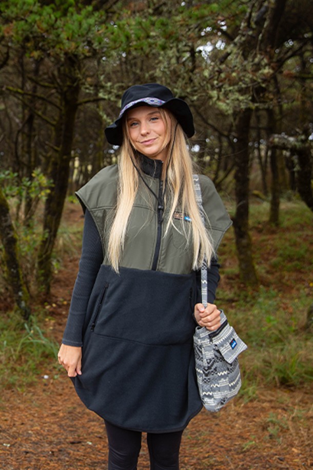 오가닉 스트랩 버킷 햇은 남녀 모두에게 잘 어울리는 모자입니다. 부드러운 면 소재에 10cm 깊이로 제작되어 편안한 착용감을 선사하며, 31-33cm 챙 넓이로 햇빛을 효과적으로 가려줍니다. 얇은 두께로 봄, 여름철 아웃도어, 캠핑, 일상생활에서 가볍게 착용하기 좋습니다. 턱끈과 스트랩 디자인으로 활동성을 더했으며, 길이 조절이 가능한 턱끈과 땀 흡수 헤드밴드로 실용성을 높였습니다. 무지 디자인에 나일론 튜블러 웨빙 디테일이 더해져 캐주얼, 미니멀, 고프코어 스타일을 연출하기 좋습니다.
