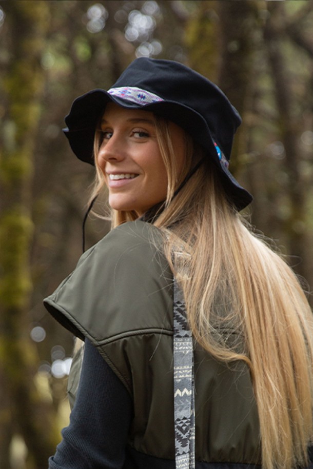 오가닉 스트랩 버킷 햇은 남녀 모두에게 잘 어울리는 모자입니다. 부드러운 면 소재에 10cm 깊이로 제작되어 편안한 착용감을 선사하며, 31-33cm 챙 넓이로 햇빛을 효과적으로 가려줍니다. 얇은 두께로 봄, 여름철 아웃도어, 캠핑, 일상생활에서 가볍게 착용하기 좋습니다. 턱끈과 스트랩 디자인으로 활동성을 더했으며, 길이 조절이 가능한 턱끈과 땀 흡수 헤드밴드로 실용성을 높였습니다. 무지 디자인에 나일론 튜블러 웨빙 디테일이 더해져 캐주얼, 미니멀, 고프코어 스타일을 연출하기 좋습니다.
