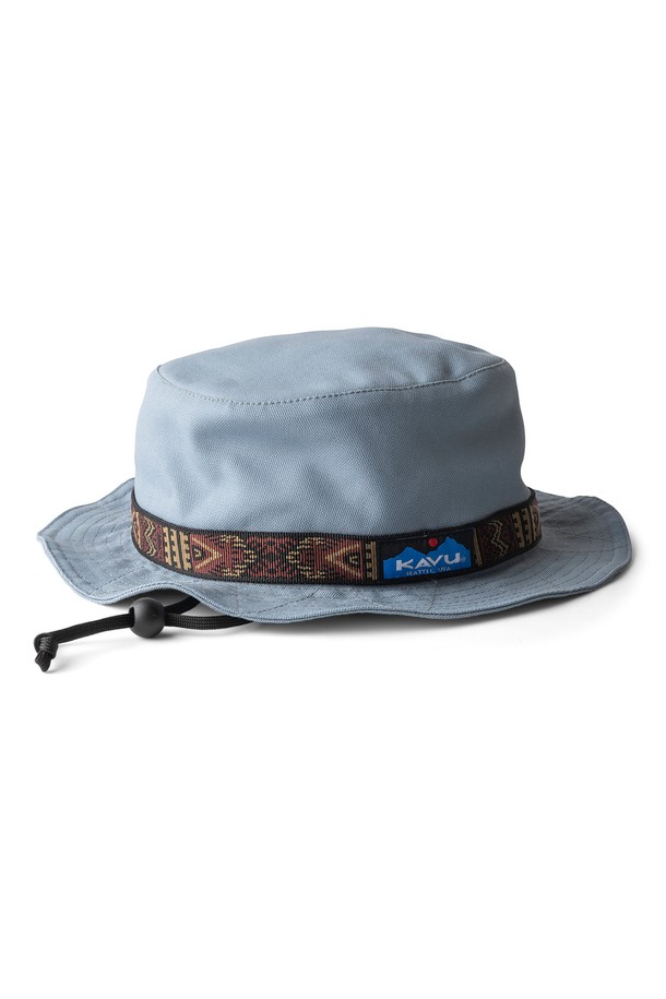 오가닉 스트랩 버킷 햇은 부드러운 촉감의 오가닉 코튼 소재로 제작되어 편안한 착용감을 선사합니다. 샴브레이 컬러와 헤리티지 패턴이 어우러져 캐주얼, 클래식, 미니멀 스타일 모두 소화 가능하며, 캠핑룩, 여행룩, 산책룩에 잘 어울립니다. 얇은 두께감과 통기성이 좋은 오가닉 코튼 소재, 그리고 흡습, 속건 기능으로 쾌적함을 유지하며, 70cm 깊이의 모자 깊이와 5.5cm 챙 넓이가 햇빛을 효과적으로 가려줍니다. 조절 가능한 턱끈, 이중 챙 디자인, 모자 둘레 늘어남 방지 기능과 사이즈 조절 기능까지 갖춰 실용성을 높였습니다.
