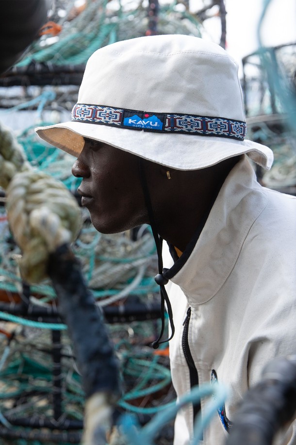 오가닉 스트랩 버킷 햇은 봄, 여름, 가을 계절에 아웃도어, 캠핑, 일상에서 활용하기 좋은 모자입니다. 베이지와 내추럴 두 가지 색상으로 출시되었으며, 부드러운 촉감의 오가닉 코튼 소재를 사용하여 편안한 착용감을 제공합니다. 중간 깊이의 버킷햇으로, 챙이 넓어 햇빛을 효과적으로 가려주며, 턱끈과 스트랩 디자인으로 스타일리시함을 더했습니다. 흡습, 통기성, 자외선 차단 기능을 갖췄으며, 조절 가능한 턱끈과 땀 흡수 밴드가 내장되어 있어 기능성을 높였습니다. 캐주얼, 미니멀, 고프코어 스타일의 캠핑룩, 여행룩, 산책룩에 매치하여 멋스러운 연출이 가능합니다.
