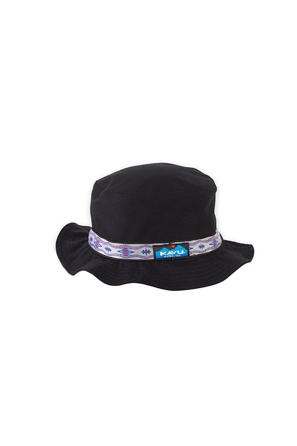 오가닉 스트랩 버킷 햇은 남녀 모두에게 잘 어울리는 모자입니다. 부드러운 면 소재에 10cm 깊이로 제작되어 편안한 착용감을 선사하며, 31-33cm 챙 넓이로 햇빛을 효과적으로 가려줍니다. 얇은 두께로 봄, 여름철 아웃도어, 캠핑, 일상생활에서 가볍게 착용하기 좋습니다. 턱끈과 스트랩 디자인으로 활동성을 더했으며, 길이 조절이 가능한 턱끈과 땀 흡수 헤드밴드로 실용성을 높였습니다. 무지 디자인에 나일론 튜블러 웨빙 디테일이 더해져 캐주얼, 미니멀, 고프코어 스타일을 연출하기 좋습니다.
