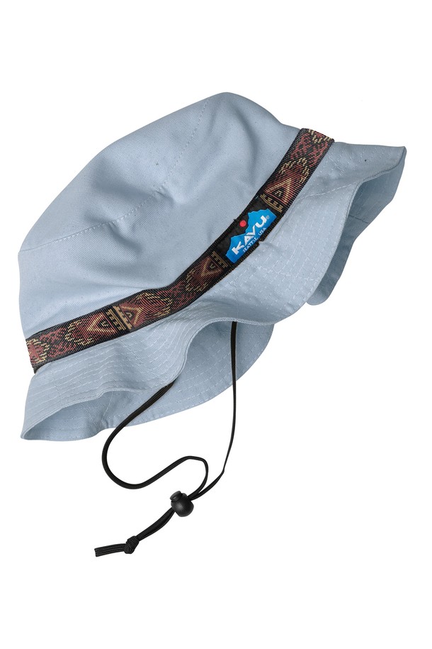 오가닉 스트랩 버킷 햇은 부드러운 촉감의 오가닉 코튼 소재로 제작되어 편안한 착용감을 선사합니다. 샴브레이 컬러와 헤리티지 패턴이 어우러져 캐주얼, 클래식, 미니멀 스타일 모두 소화 가능하며, 캠핑룩, 여행룩, 산책룩에 잘 어울립니다. 얇은 두께감과 통기성이 좋은 오가닉 코튼 소재, 그리고 흡습, 속건 기능으로 쾌적함을 유지하며, 70cm 깊이의 모자 깊이와 5.5cm 챙 넓이가 햇빛을 효과적으로 가려줍니다. 조절 가능한 턱끈, 이중 챙 디자인, 모자 둘레 늘어남 방지 기능과 사이즈 조절 기능까지 갖춰 실용성을 높였습니다.
