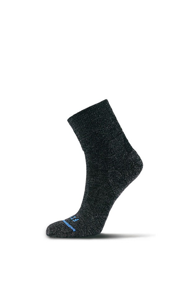 차콜 색상의 남녀 공용 퍼포먼스 트레일 양말입니다. 메리노울, 나일론, 폴리에스테르, 라이크라 스판덱스를 사용하여 흡습, 통기, 방수 기능을 강화했으며, 울트라라이트부터 맥스 두께까지 선택 가능합니다. Y라인 니트 패턴과 부드러운 촉감, 하이카프 디자인, 딥포켓 토우 디자인, 압박 아치 서포트, 논슬립 커프, 힐 허깅 형태, 이물질 차단, 통기성 강화 구역 등의 특징으로 트레일러닝, 하이킹, 마운틴바이킹, 일상에서 쾌적한 착용감을 제공합니다.
