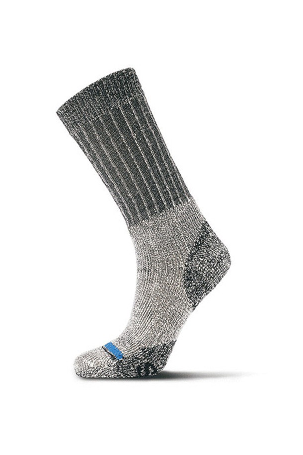 **더 엑스퍼디션 더 맥스**는 하이킹, 등산, 아웃도어 활동에 최적화된 겨울용 양말입니다. 울, 나일론, 폴리에스테르, 스판덱스 혼방 소재로 제작되어 흡습, 방수, 보온, 통기, 향균, 속건 기능을 제공하며, Coal과 Navy 두 가지 색상으로 만나볼 수 있습니다. Y라인 패턴과 두꺼운 두께, 아치 서포트, 압박 설계, 항균 방취, 미끄럼 방지, 발가락 심리스 구조로 쾌적하고 편안한 착용감을 선사합니다.
