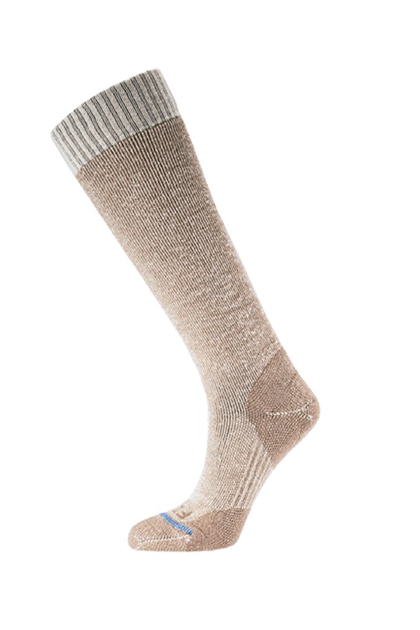 더 러그드 풀 OTC는 남녀 모두 착용 가능한 겨울용 양말로, 메리노울, 나일론, 폴리에스터, 라이크라 스판덱스의 혼방 소재로 제작되어 부드러운 촉감을 자랑합니다. 라이트 브라운 컬러에 Y라인 패턴으로 디자인되었으며, 풀쿠션, 압박 기술, 아치 서포트, 딥포켓 힐, 멀티 밀도 쿠셔닝 등의 특징으로 스노우스포츠 및 일상생활에서 보온, 흡습, 방취, 압박, 미끄럼 방지 기능을 제공합니다. 두꺼운 두께감으로 추운 날씨에도 발을 따뜻하게 보호해 줍니다.
