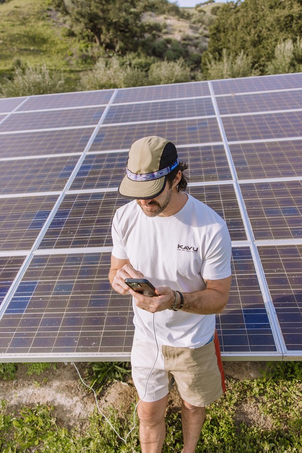 트레일러너는 트레일러닝과 아웃도어 활동에 적합한 공용 모자입니다. 여름철 얇은 두께감으로 시원하게 착용 가능하며, 나일론과 폴리에스테르 혼방 소재로 제작되어 뛰어난 통기성과 속건 기능을 제공합니다. 짧은 챙과 곡선형 디자인은 햇빛을 효과적으로 차단하며, 블랙 언더빌과 메쉬 패널, 웨빙 스트랩 디테일이 스포티한 스타일을 연출합니다. 자외선 차단 기능과 조절 가능한 스트랩으로 실용성을 높였으며, 러닝룩, 휴가룩, 등산룩 등 다양한 TPO에 활용 가능합니다. 미니멀하고 고프코어 스타일을 즐기는 분들께 추천합니다.
