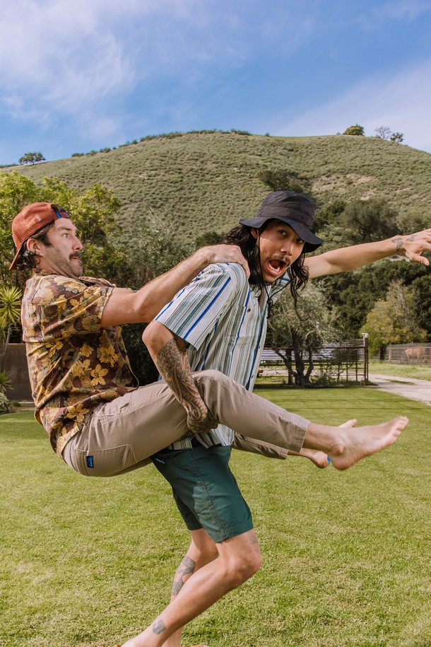 신더틱 스트랩 버킷은 아웃도어, 하이킹, 일상에서 활용하기 좋은 공용 버킷햇입니다. 얇은 두께의 나일론 소재로 제작되어 여름철 시원하게 착용할 수 있으며, 자외선 차단 및 생활 방수 기능을 갖춰 실용성을 높였습니다. 모자 깊이 8.8cm, 챙 넓이 5cm로 백팩 착용 시에도 챙이 방해되지 않으며, 턱끈과 토글 디자인으로 스타일리시함을 더했습니다. 턱끈은 길이 35cm이며, 땀과 수분 흡수를 돕는 탄성 밴드가 적용되었습니다. 캐주얼, 고프코어, 미니멀 스타일의 여행룩, 휴가룩, 등산룩에 매치하기 좋습니다.
