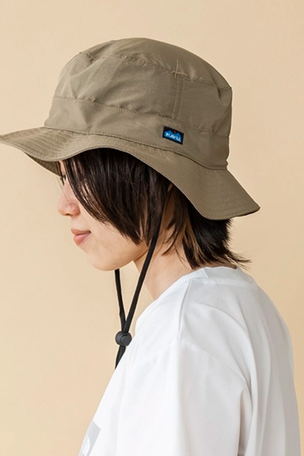 신더틱 스트랩 버킷은 아웃도어, 하이킹, 일상 등 다양한 활동에 적합한 모자입니다.  부드러운 나일론 소재로 제작되어 편안한 착용감을 제공하며, 봄, 여름, 가을 계절에 착용하기 좋습니다. 8.8cm 깊이의 모자와 5.5-30cm 챙 넓이로 디자인되었으며, 턱끈과 토글이 있어 스타일리시합니다. UPF 50+ 자외선 차단 기능과 방수 기능이 있어 야외 활동 시 유용하며, 탄성 헤드밴드와 백팩 착용 시 방해되지 않는 챙 디자인으로 편의성을 높였습니다. 여행룩, 등산룩, 산책룩 등 캐주얼, 고프코어, 미니멀 스타일 연출에 활용하기 좋습니다.
