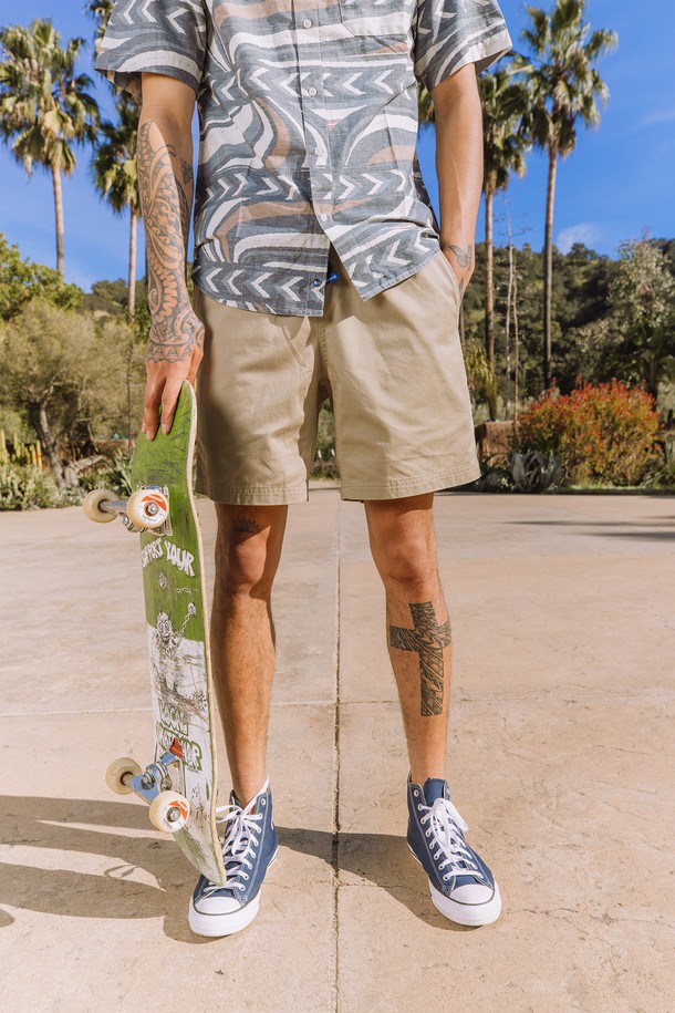 유잉 스트릿 스크랙 숏은 아웃도어 활동과 일상은 물론, 여행, 휴가, 산책 등 다양한 TPO에 어울리는 남성용 숏팬츠입니다. 헤리티지 카키 컬러의 무지 디자인에 얇은 두께감으로 봄, 여름 시즌에 시원하게 착용할 수 있습니다. 레귤러핏과 릴랙스핏의 편안한 착용감을 선사하며, 전체 밴딩과 사이즈 조절 기능을 제공합니다. 벨크로 포켓, 더블니들 스티칭, 내장형 벨트, 그리고 구세트 디테일로 스트릿, 캐주얼, 미니멀 스타일을 모두 소화할 수 있습니다. 면 소재로 제작되어 부드러운 촉감을 느낄 수 있습니다.
