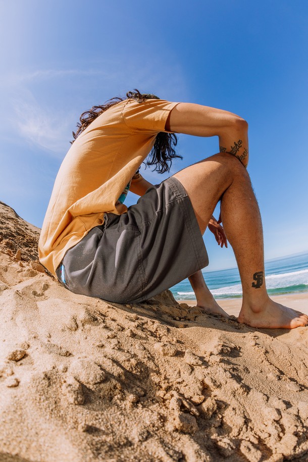 유잉 스트릿 스크랙 숏은 캐주얼, 스트릿 스타일을 즐기는 남성을 위한 여름용 숏팬츠입니다. 차콜 컬러의 무지 면 소재로 제작되어 부드러운 촉감과 통기성을 제공하며, 레귤러핏으로 편안하게 착용 가능합니다. 허리 부분 밴딩과 벨트 내장으로 편의성을 높였으며, 숏 기장으로 시원한 느낌을 줍니다. 뒷주머니는 벨크로 잠금 방식으로, 이중 바느질 보강으로 내구성을 더했습니다. 일상, 휴가, 여행 등 다양한 TPO에 활용하기 좋은 아이템입니다.
