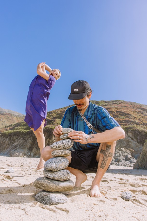 칠리왁 숏은 남녀 모두 착용 가능한 숏팬츠입니다. 뻣뻣한 촉감의 두꺼운 면 소재로 제작되었으며, 봄, 여름 시즌에 적합합니다. 캐주얼, 스포티, 미니멀한 스타일을 연출할 수 있으며, 허리 밴딩과 벨트 내장으로 편안한 착용감을 제공합니다. 일상, 아웃도어 활동 모두에 적합하며, 동네 마실룩, 여행룩, 캠핑룩 등 다양한 TPO에 활용할 수 있습니다. 반달형 포켓, 지갑 전용 포켓, 이중 바늘 스티치, 사이드 릴리즈 버클 등의 디테일이 돋보입니다.
