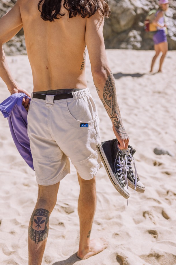 남성용 칠리왁 숏 반바지입니다. 캐주얼, 스포티, 미니멀한 스타일을 연출하기 좋으며, 봄, 여름에 착용하기 적합합니다. 블랙 컬러의 무지 디자인으로 다양한 상의와 매치하기 용이합니다. 밴딩 처리된 허리와 벨트 내장으로 편안한 착용감을 제공하며, 사이드 릴리즈 버클로 편리하게 조절할 수 있습니다. 오가닉 코튼 캔버스 소재의 두꺼운 면 소재로 제작되어 내구성이 뛰어나며, 하프문 실루엣 포켓, 전면 연결 포켓, 우측 뒷면 지갑 포켓 등 실용적인 디테일이 돋보입니다.
