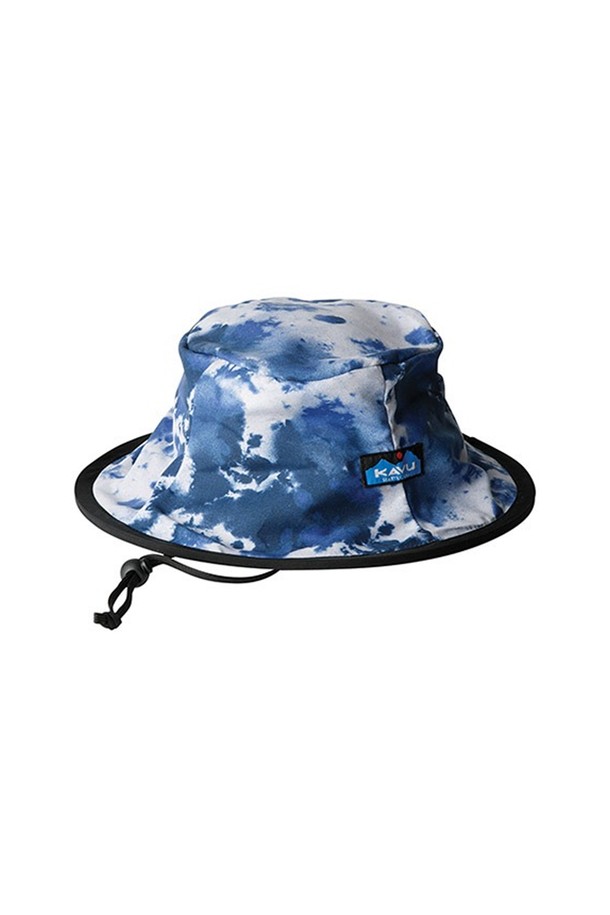 피셔맨즈 칠바는 아웃도어, 일상, 우천시 등 다양한 상황에서 활용하기 좋은 모자입니다. 스카이 타이다이 컬러와 캐주얼, 미니멀, 리조트 스타일을 연출하기 좋은 디자인으로, 여름 휴가룩, 여행룩, 바캉스룩에 포인트를 더합니다. 얇은 두께의 나일론 소재로 제작되어 방수 기능과 휴대성을 갖췄으며, 16cm 챙 넓이로 햇빛을 효과적으로 가려줍니다. 턱끈이 있어 활동적인 날에도 모자를 안정적으로 착용할 수 있고, 턱끈 길이는 41cm로 조절이 가능합니다. 심플한 스타일로 커플룩 연출도 가능합니다.
