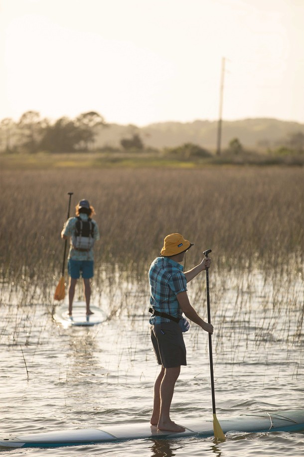 피셔맨즈 칠바는 아웃도어, 여행, 하이킹, 피싱 등 다양한 활동에 적합한 모자입니다. 블랙아웃, 모스, 파이라이트, 허니콤 등 4가지 다채로운 컬러 옵션을 제공하며, 봄, 여름, 가을 계절에 착용하기 좋습니다. 나일론 소재로 제작되어 가볍고 내구성이 뛰어나며, 모자 깊이 16cm, 챙 넓이 32.5cm로 햇빛을 효과적으로 가려줍니다. 턱끈과 와이어 디자인으로 착용감을 높였으며, UV 차단, 방수, 자외선 차단, 사이즈 조절, 접이식 기능까지 갖춰 실용적입니다. 리버서블 디자인으로 두 가지 스타일을 연출할 수 있으며, UPF 50+로 자외선을 강력하게 차단하고, 스테인리스 와이어가 내장되어 형태를 유지합니다. 캐주얼, 고프코어, 미니멀 스타일을 즐겨 입는 분들께 추천합니다.

