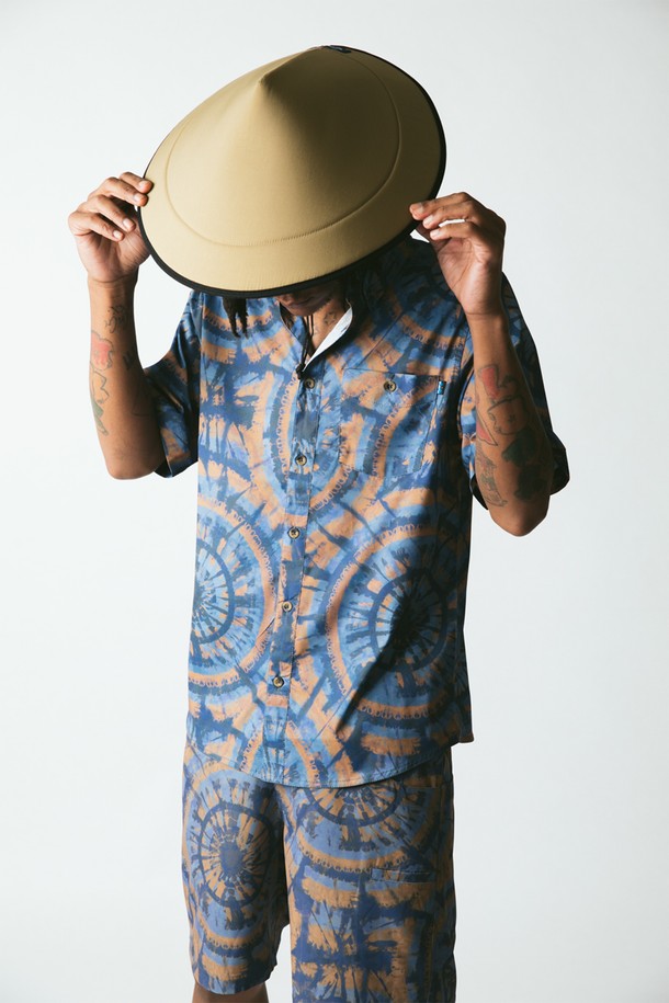 칠바는 플리스, 나일론, 폴리에스테르 혼방 소재로 제작되어 부드러운 촉감과 중간 두께감을 자랑하는 스트랩캡입니다. 베이지 컬러의 무지 디자인으로 아웃도어, 여행, 일상 등 다양한 TPO에 활용 가능하며, 캐주얼, 미니멀, 고프코어 스타일을 연출하기 좋습니다. 토글락 스트랩으로 착용감을 조절할 수 있으며, 사용하지 않을 때는 목걸이 형태로 착용하거나 부리토처럼 말아서 보관할 수 있습니다. 사계절 모두 착용 가능하며, 방수, 속건, 통기성 기능을 갖춰 실용적입니다. 중간 모자 깊이와 중간 챙넓이로 편안한 착용감을 제공합니다.
